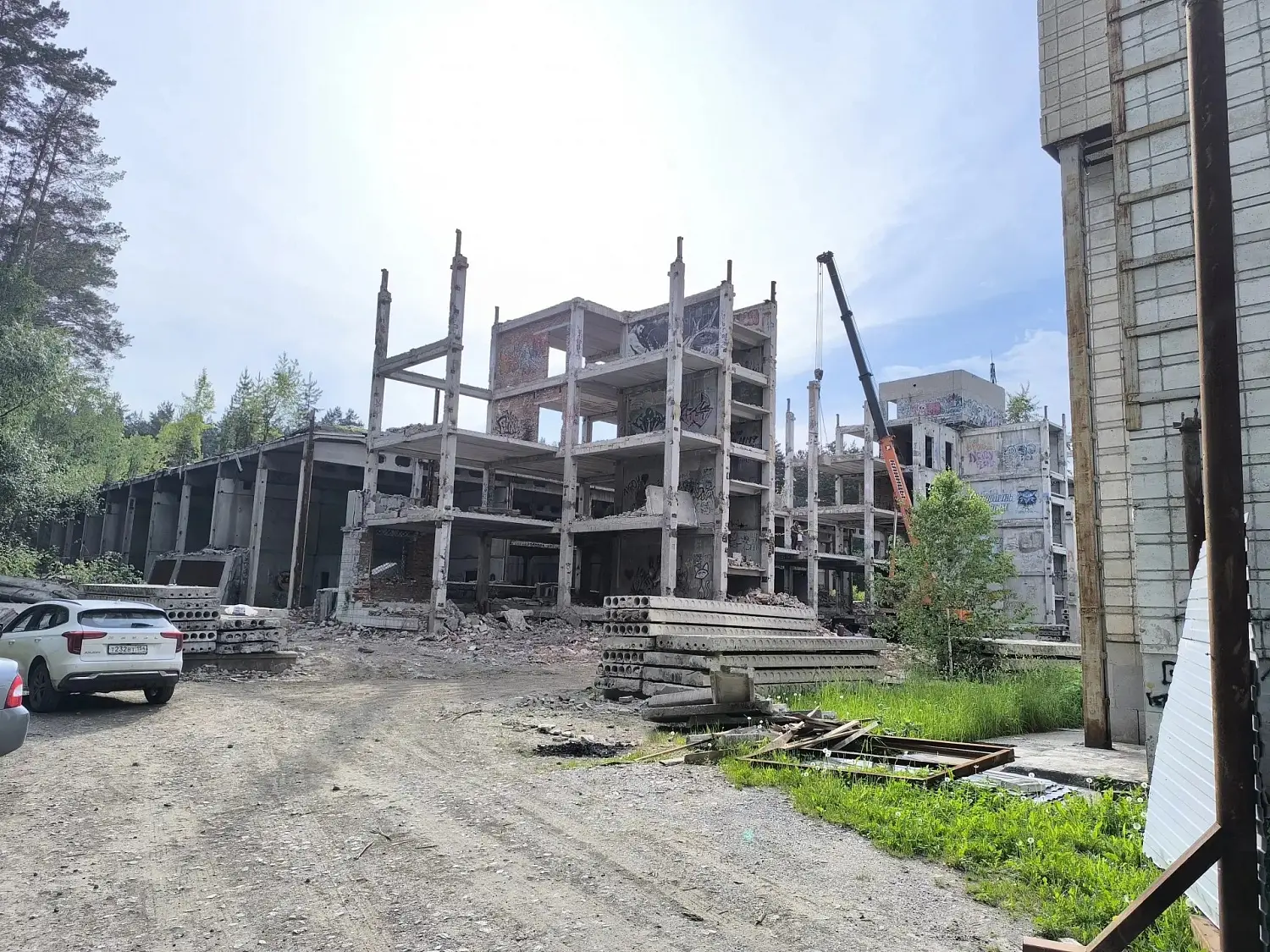 Самую известную заброшку Академгородка начали сносить