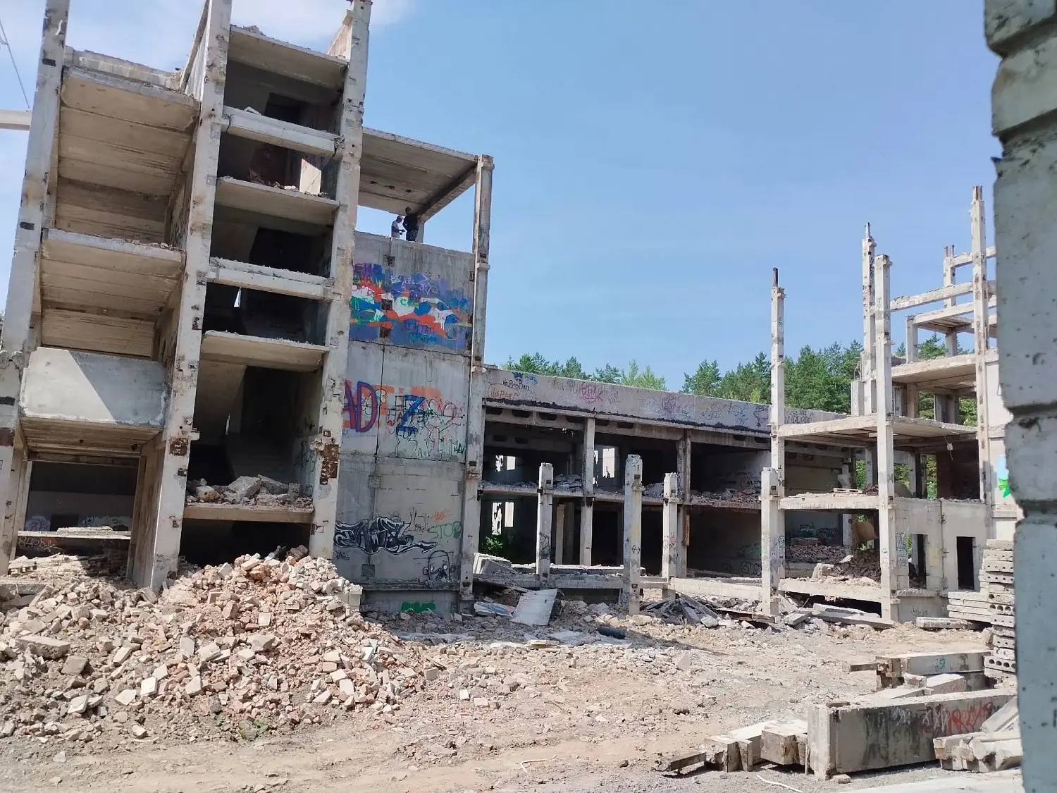 Самую известную заброшку Академгородка начали сносить